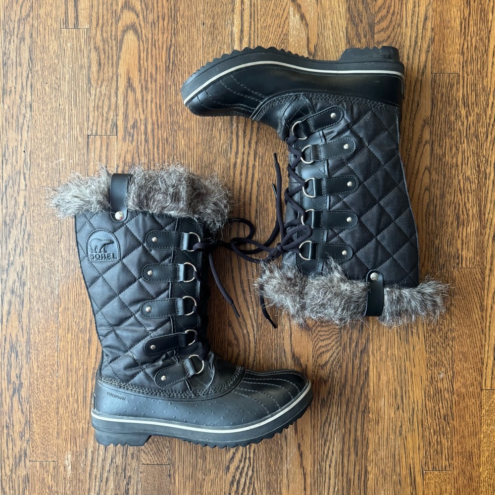 Sorel Tofino CVS Black Quilted Lace-Up Winter Boots with Faux Fur Trim